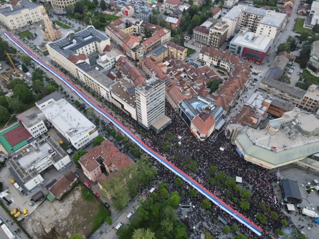 На митингу "Српска те зове" развијена застава дуга 500 метара (ФОТО/ВИДЕО)