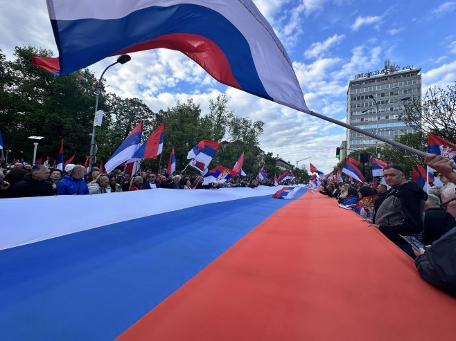 На митингу "Српска те зове" развијена застава дуга 500 метара (ФОТО/ВИДЕО)