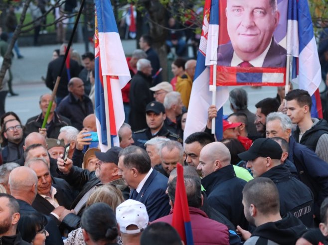 Додик са окупљенима на митингу Додик са окупљенима на митингу - Фото: ZIPAPHOTO/Borislav Zdrinja