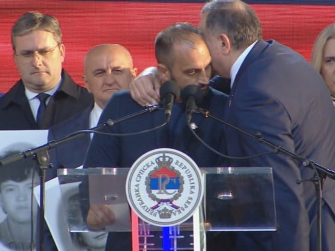 Загрљај Бранислава Вучетића и Додика Загрљај Бранислава Вучетића и Додика - Фото: РТРС