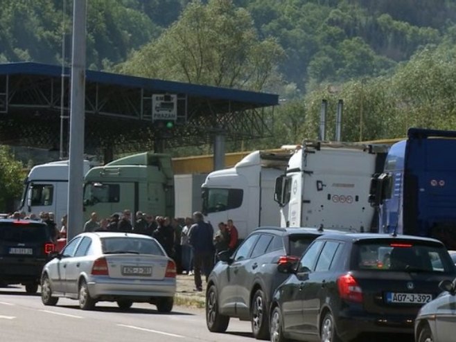 Протест превозника и шпедитера на ГП Каракај Протест превозника и шпедитера на ГП Каракај - Фото: РТРС