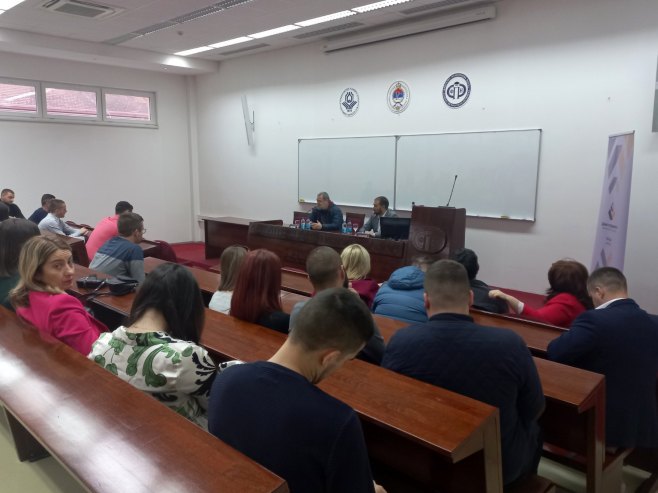 Никола Пејаковић разговарао је са студентима на Факултету политичких наука Никола Пејаковић разговарао је са студентима на Факултету политичких наука - Фото: СРНА