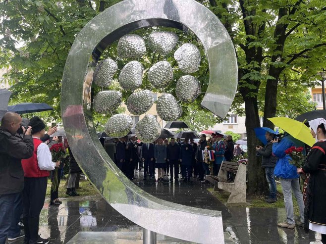 Положени вијенци на Споменик 12 беба Положени вијенци на Споменик 12 беба - Фото: РТРС