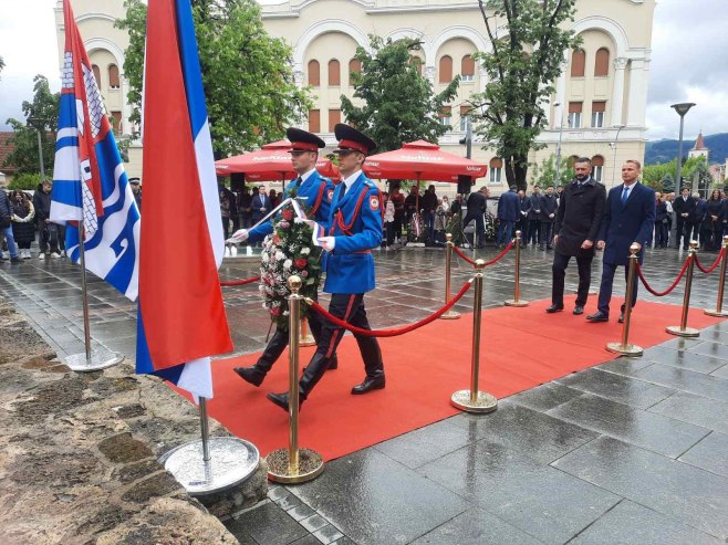 Polaganje vijenaca herojima NOR-a (Foto: Ustupljena fotografija)