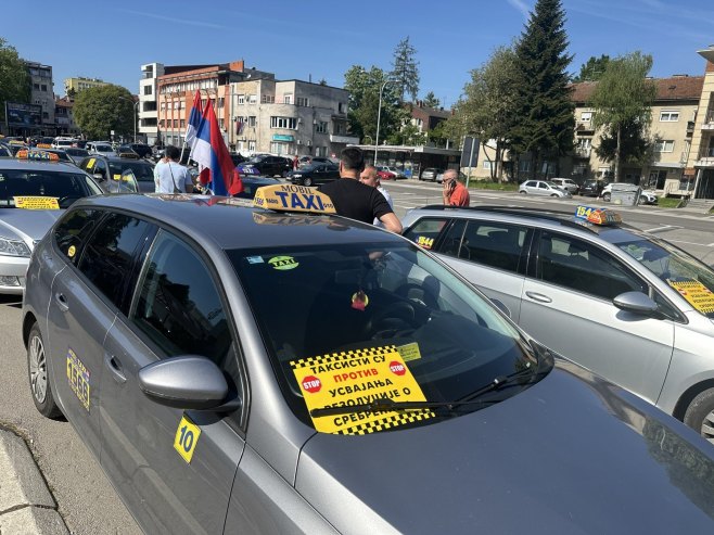 Бањалучки таксисти против резолуције о Сребреници; Подршка руководству Српске и Србије (ВИДЕО)