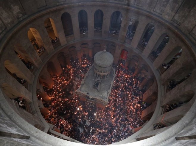 Благодатни огањ сишао у Храм Васкрсења Христовог (Фото: EPA-EFE/ABIR SULTAN) Благодатни огањ сишао у Храм Васкрсења Христовог (Фото: EPA-EFE/ABIR SULTAN) -