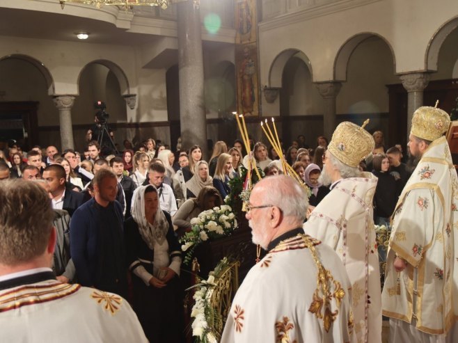 Владика Јефрем служи васкршњу литургију у Саборном храму Христа Спаситеља (ФОТО)