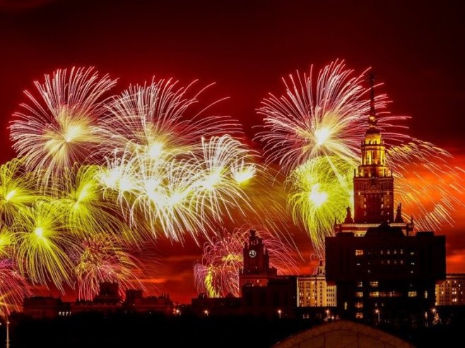 Спектакуларан ватромет на небу изнад Москве у част Дана побједе (ВИДЕО)