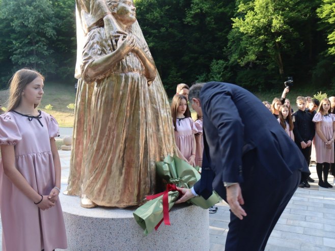 Додик отворио споменик у част мајке у манастиру Осовица: Жена је стуб живота (ФОТО/ВИДЕО)