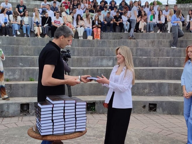 Maturantima uručene knjige Sveto pismo (Foto: RTRS)