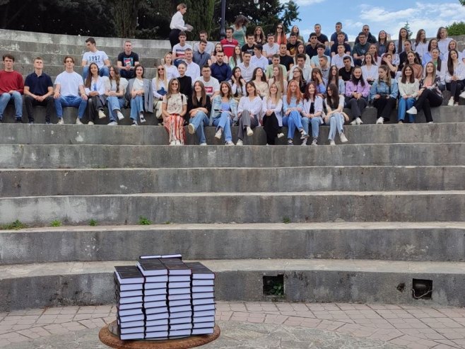   OPIS: Maturanti trebinjske gimnazije "Јovan Dučić" (Foto. RTRS)