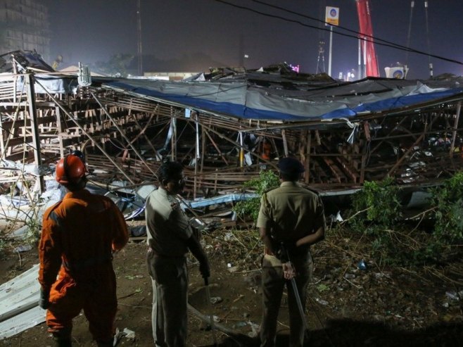Најмање 14 погинулих у паду рекламног паноа у Мумбаију (ВИДЕО)
