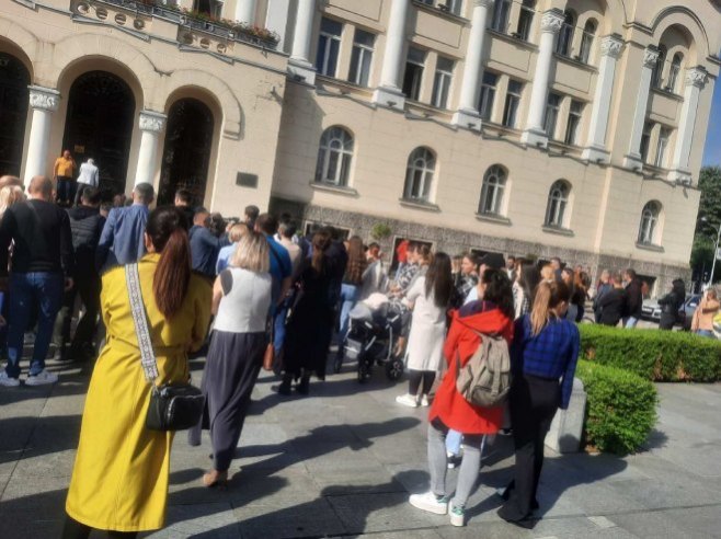 Протест родитеља дјеце из приватних вртића Протест родитеља дјеце из приватних вртића - Фото: РТРС