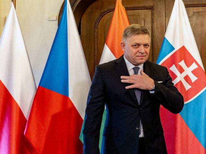 Роберт Фицо (фото: EPA-EFE/MARTIN DIVISEK) - 