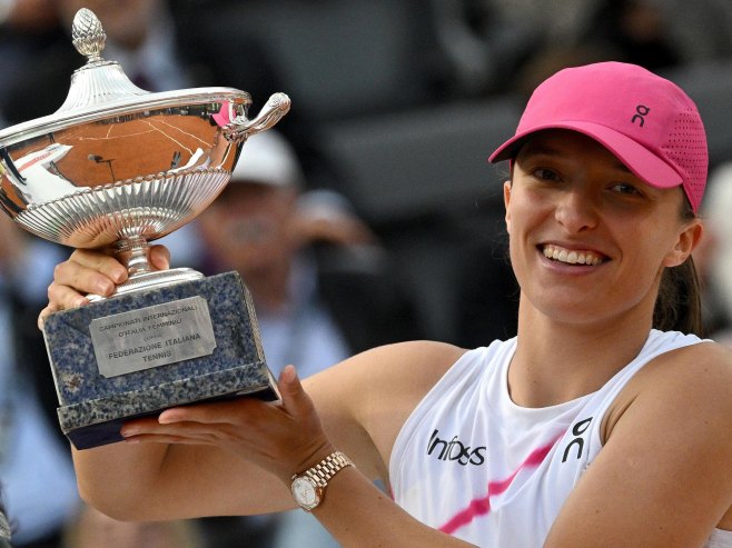 Пољска тенисерка Ига Швјонтек поново боља од Арине Сабеленке за трофеј у Риму (ФОТО/ВИДЕО)