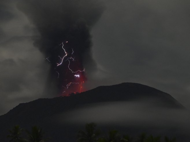 Ерупција вулкана Ибу на индонежанском острву Халмахера; Евакуација становништва у току (ВИДЕО)