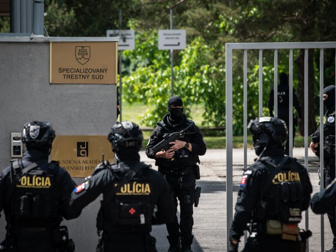 Полиција Словачке (Фото: EPA-EFE/JAKUB GAVLAK) - 