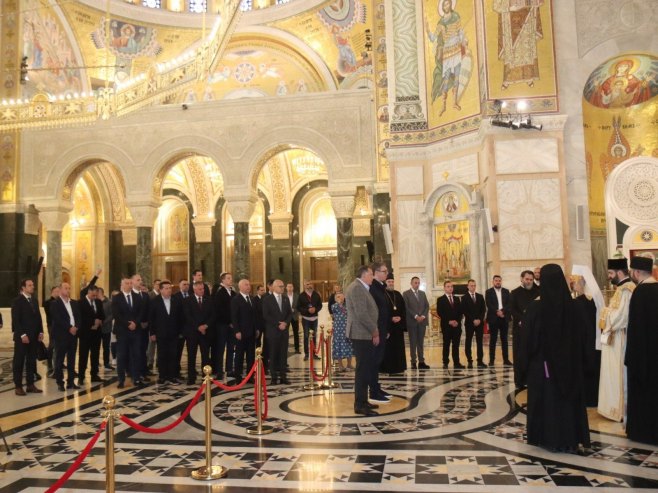 Додик и Вучић на молитви у Храму Светог Саве пред одлазак предсједника Србије у Њујорк