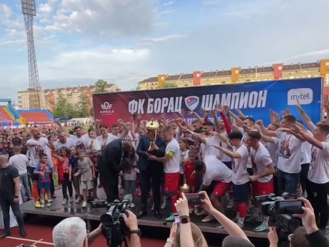 Уручење пехара (Фото: instagram.com/fkboracbanjaluka) Уручење пехара (Фото: instagram.com/fkboracbanjaluka) -