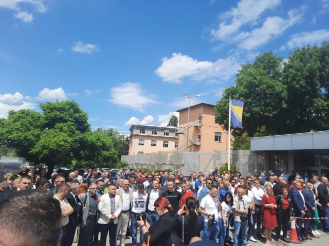 Окупљање пред Судом БиХ-подршка Додику и Лукићу - Фото: РТРС