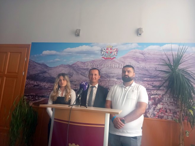 Учесници "Грађевинијаде" са Градоначелником Требиња Мирком Ћурићем Учесници "Грађевинијаде" са Градоначелником Требиња Мирком Ћурићем -