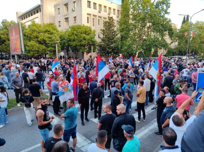 Протест испред Владе Црне Горе због резолуције о Сребреници (ФОТО/ВИДЕО)