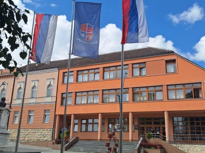 У Мркоњић Граду истакнуте заставе: Исказано противљење намјерама за усвајање резолуције о Сребреници (ФОТО)