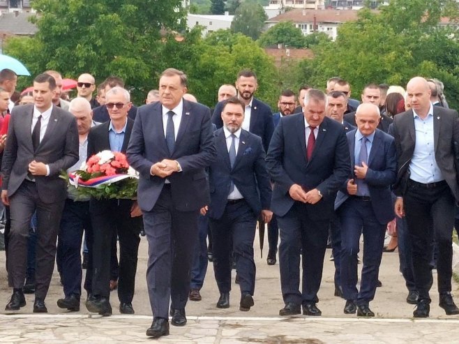 Полагање вијенаца Полагање вијенаца - Фото: РТРС