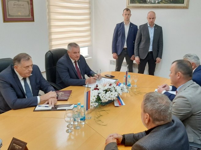 Милорад Додик и Радован Вишковић са Младеном Грујучићем - Фото: РТРС