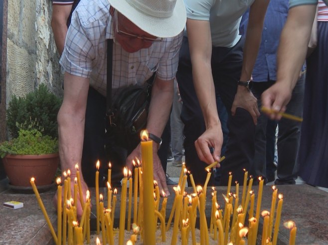 Paljenje svijeća (Foto: RTRS)