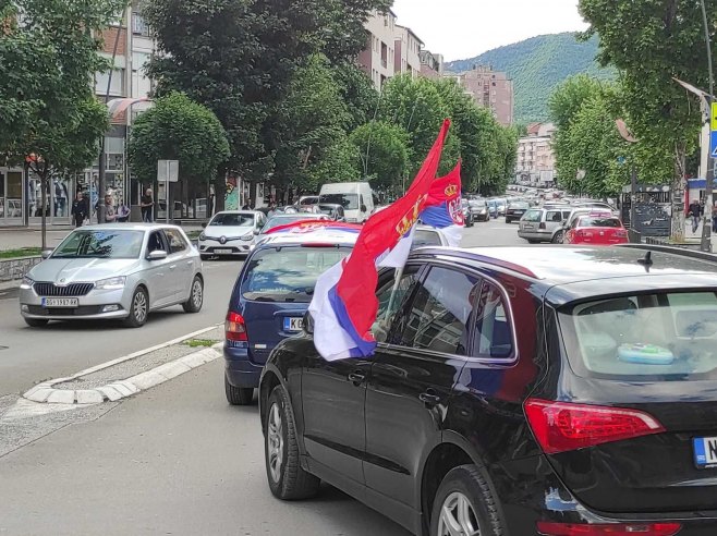 Возила са српским тробојкама пролазе око споменика Цара Лазара (Фото: Foto: Tanjug, JADRANKA ILIC) Возила са српским тробојкама пролазе око споменика Цара Лазара (Фото: Foto: Tanjug, JADRANKA ILIC) -