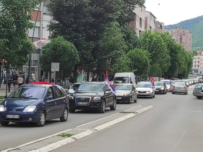 Возила са српским тробојкама пролазе око споменика Цара Лазара (Фото: Tanjug, JADRANKA ILIC) 