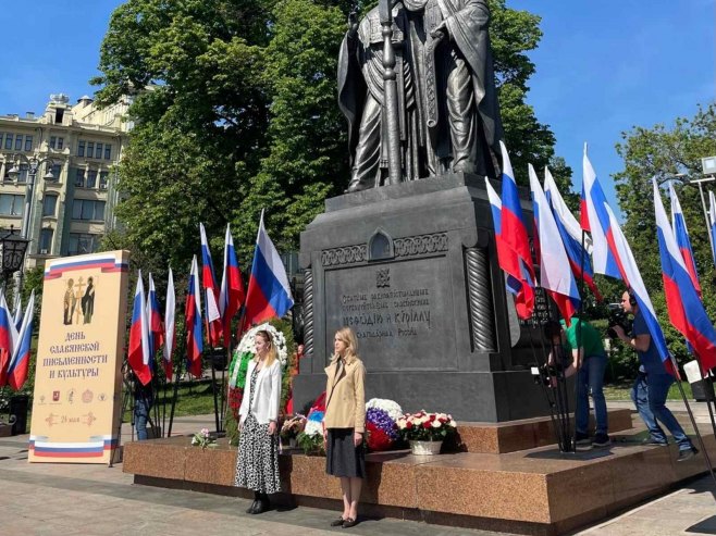 Представништво Српске у Москви положило вијенце на споменик Ћирилу и Методију Представништво Српске у Москви положило вијенце на споменик Ћирилу и Методију - Фото: Уступљена фотографија