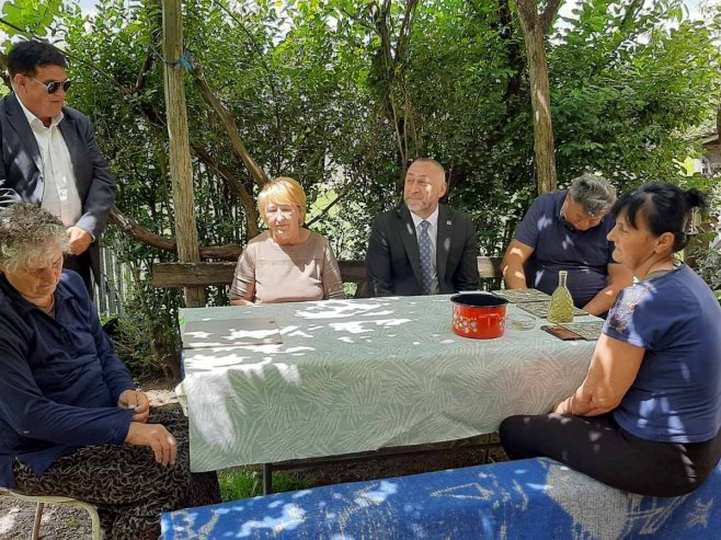 Данијел Егић у посјети Марији Ђапа Данијел Егић у посјети Марији Ђапа - Фото: РТРС