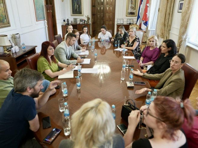 Кресојевић са представницима вртића Звјездица (Фото: banjaluka.rs.ba) Кресојевић са представницима вртића Звјездица (Фото: banjaluka.rs.ba) -