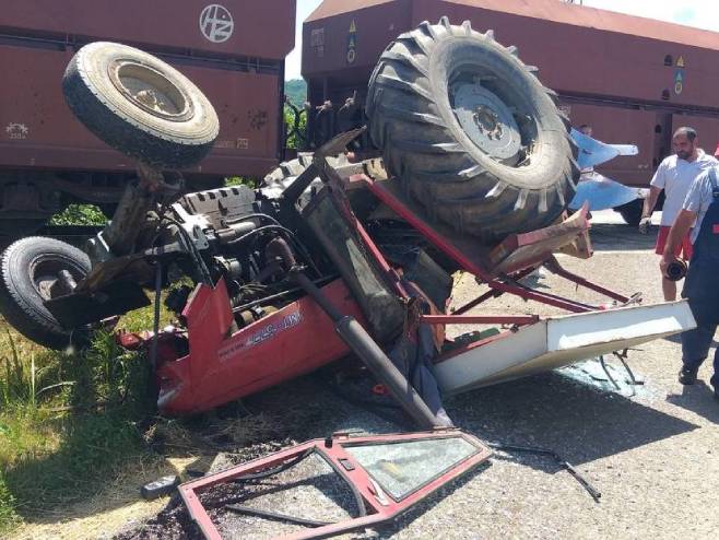 Воз налетио на трактор у Модричи (Фото: facebook.com/zeljeznicerepublikesrpske) Воз налетио на трактор у Модричи (Фото: facebook.com/zeljeznicerepublikesrpske) -