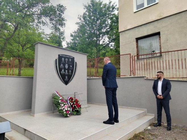Egić odao poštu palim srpskim policajcima (Foto: RTRS)