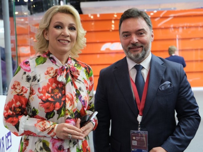 In a gesture of gratitude, Košarac presents Zakharova with a badge featuring the flag of Srpska In a gesture of gratitude, Košarac presents Zakharova with a badge featuring the flag of Srpska