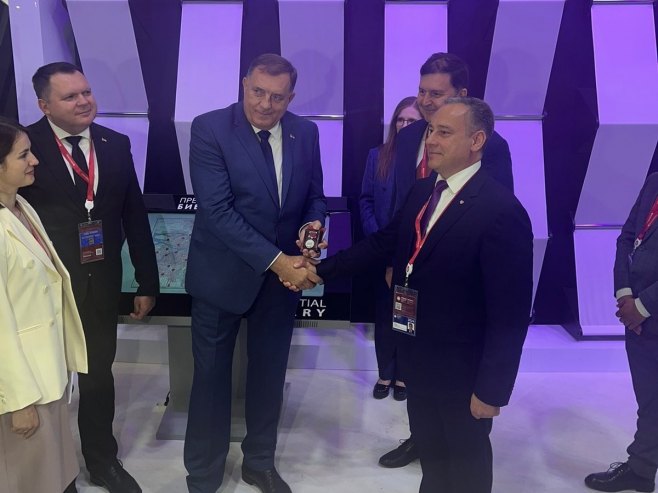 Милорад Додик у посјети штанду "Предсједничке библиотеке Јељцин" Милорад Додик у посјети штанду "Предсједничке библиотеке Јељцин" -