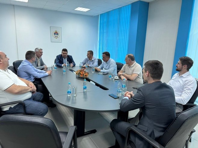 Ненад Стеванфић на састанку у Брчком (фото: facebook.com/nenadstevandicofficial) Ненад Стеванфић на састанку у Брчком (фото: facebook.com/nenadstevandicofficial) -