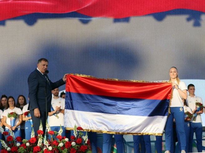 Додик спортистима уручио заставу Српске Додик спортистима уручио заставу Српске - Фото: predsjednikrs.rs/Borislav Zdrinja