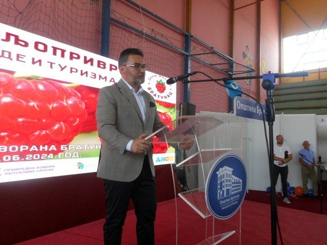 Сташа Кошарац на сајму "Дани малине" Сташа Кошарац на сајму "Дани малине" - Фото: СРНА