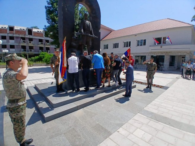 Полагање цвијећа на споменик команданту Новици Гушићу Полагање цвијећа на споменик команданту Новици Гушићу - Фото: РТРС