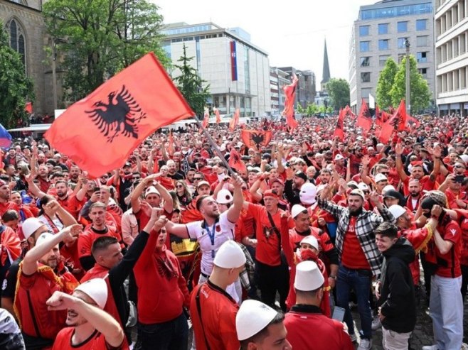 Навијачи Албаније (Фото: EPA-EFE/Daniel Dal Zennaro) Навијачи Албаније (Фото: EPA-EFE/Daniel Dal Zennaro) -