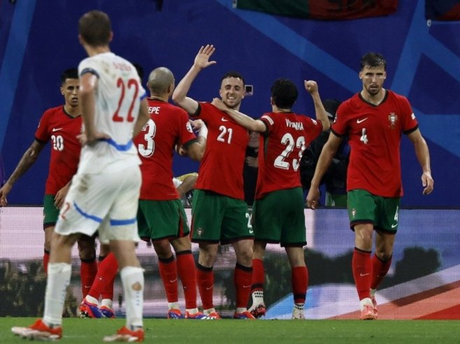Радост фудбалера Португала (фото: EPA-EFE/ROBERT GHEMENT) 