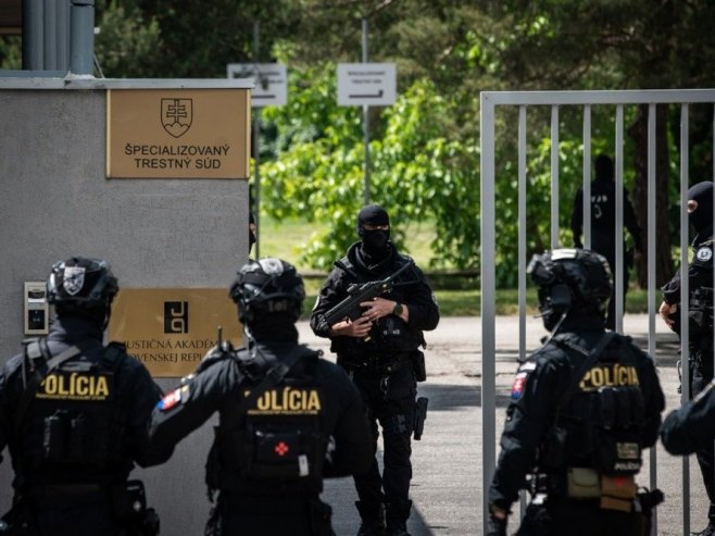 Полиција пред судом (Фото: EPA-EFE/JAKUB GAVLAK/илустрација) - 