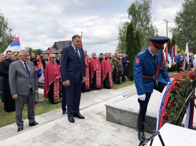 Обиљежавање пробоја "Коридора живота", Дуга Њива Обиљежавање пробоја "Коридора живота", Дуга Њива - Фото: РТРС