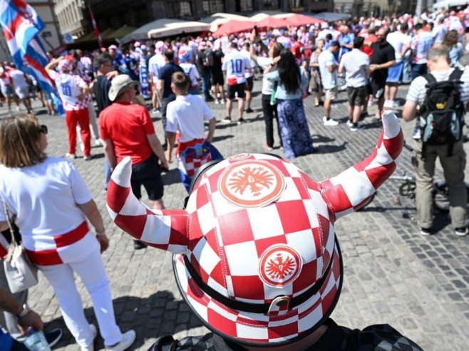 Навијачи Хрватске (фото: EPA-EFE/Daniel Dal Zennaro) - 