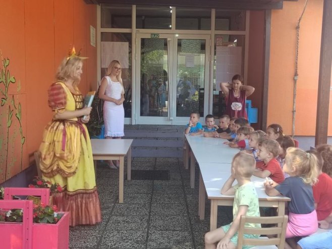 "Читаоница - причаоница на отвореном" у Приједору - Фото: РТРС