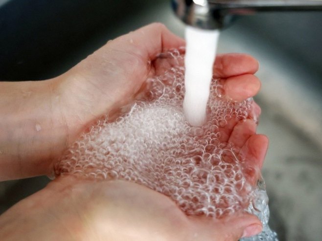 Вода из чесме (фото: EPA-EFE/ANDY RAIN) Вода из чесме (фото: EPA-EFE/ANDY RAIN) -